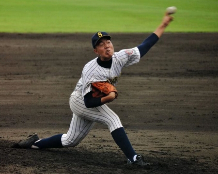 先発し力投した明石商の１年生左腕・加田＝明石トーカロ球場