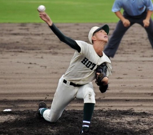 ２試合連続で右膝に打球を受けた報徳学園・西垣＝明石トーカロ球場