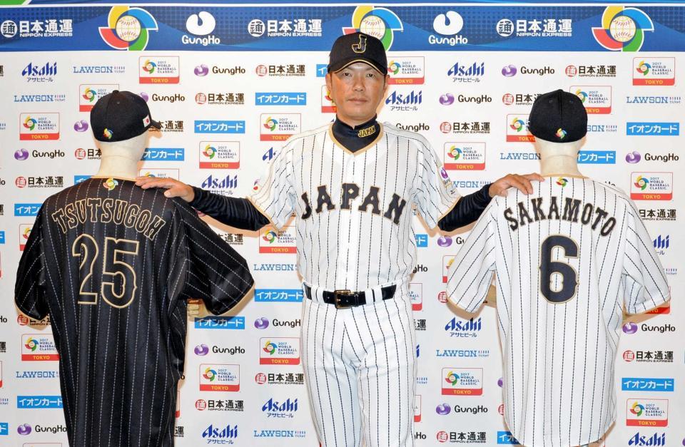 　野球日本代表「侍ジャパン」の新ユニホームと小久保監督（撮影・開出牧）