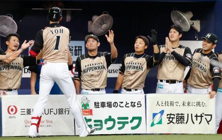 　５回、先制本塁打を放った陽岱鋼（１）を迎える、大谷（右から２人目）ら日本ハムナイン＝京セラドーム