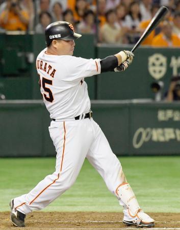 　１０回巨人無死、村田が右越えにサヨナラ満塁本塁打を放つ＝東京ドーム