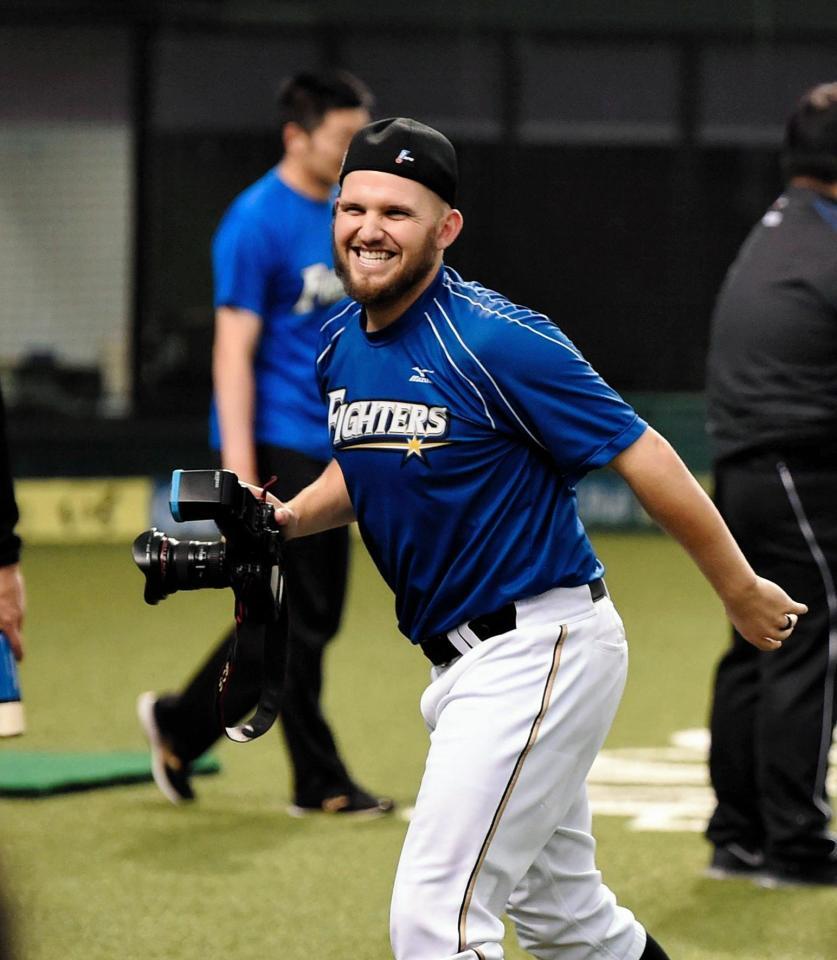 日本ハム レアードがカメラマンに ｍ１でもリラックスムード 野球 デイリースポーツ Online