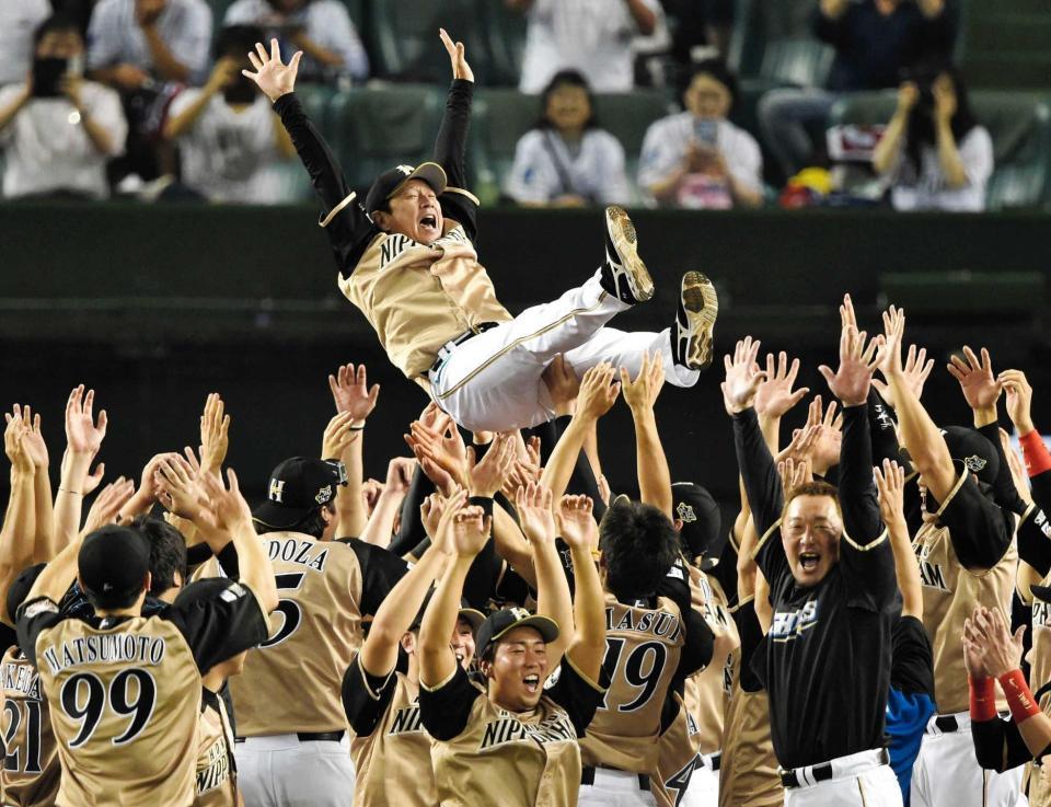 　４年ぶり優勝を決めて胴上げされる栗山監督（撮影・佐々木彰尚）