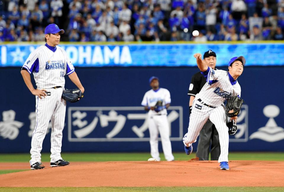 始球式を務めたＤｅＮＡ・三浦大輔（左）長男の澪央斗さん＝横浜スタジアム（撮影・棚橋慶太）