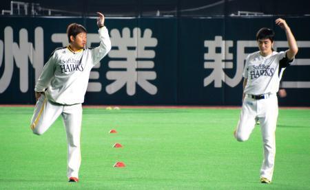 　同級生の和田（右）と共に練習するソフトバンク・松坂＝ヤフオクドーム