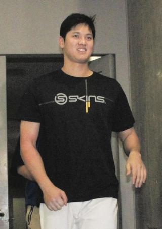 降板後、報道陣への取材に向かう日本ハム・大谷