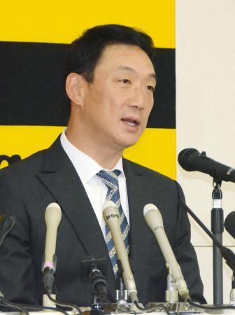 　オーナー報告後、記者会見する阪神の金本監督＝５日、大阪市の阪神電鉄本社