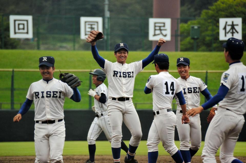 優勝を決め、マウンドでガッツポーズする履正社・寺島＝岩手県営