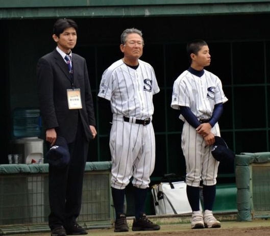 ベンチ前から閉会式を見つめる広島新庄・迫田監督＝岩手県営