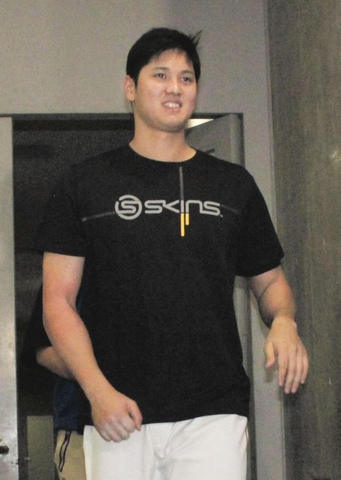 降板後、報道陣への取材に向かう日本ハム・大谷