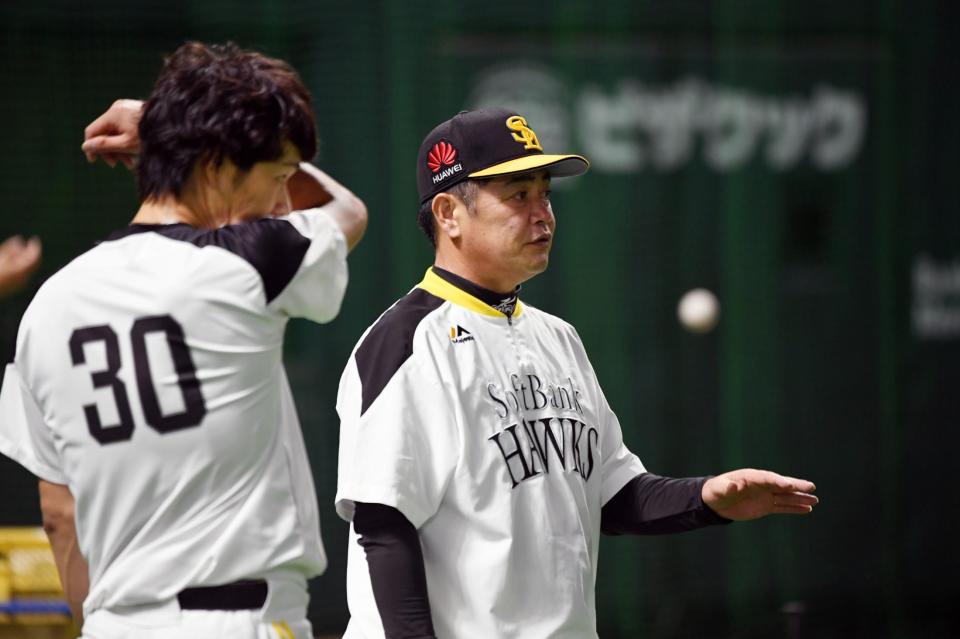 武田（左）と話す工藤監督