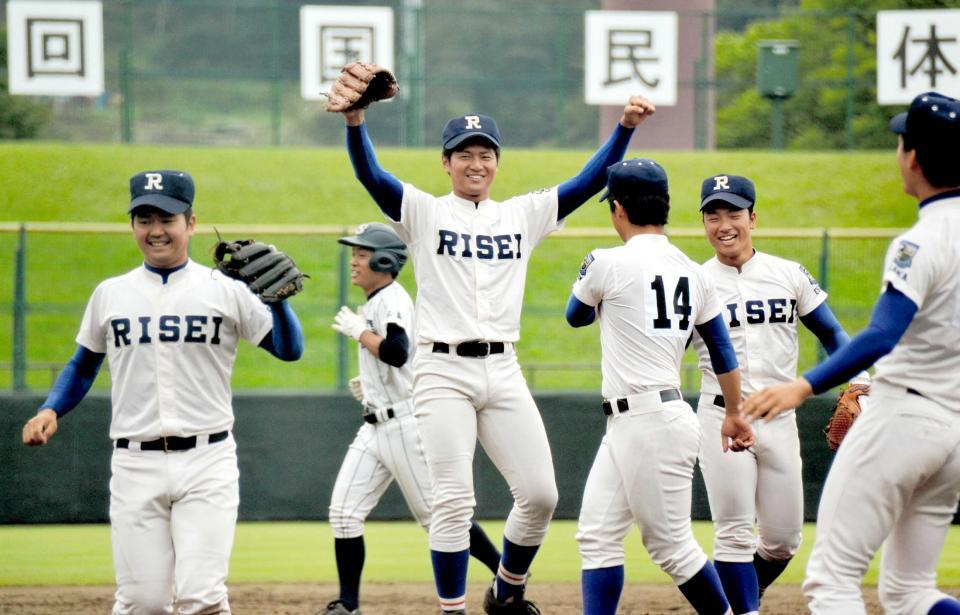 　優勝を決め、マウンドでガッツポーズする履正社・寺島（中央）