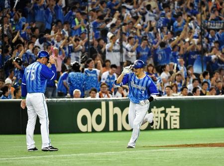 ３回ＤｅＮＡ二死、中越え同点ソロを放ち上田コーチ（左）合図する梶谷隆幸＝東京ドーム（撮影・園田高夫）