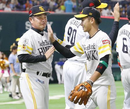 　ロッテに競り勝ち、今宮（右）とタッチを交わすソフトバンク・工藤監督＝ヤフオクドーム