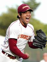 完封勝利にガッツポーズしながら雄たけびを上げる桜美林大・佐々木＝大田スタジアム（撮影・棚橋慶太）