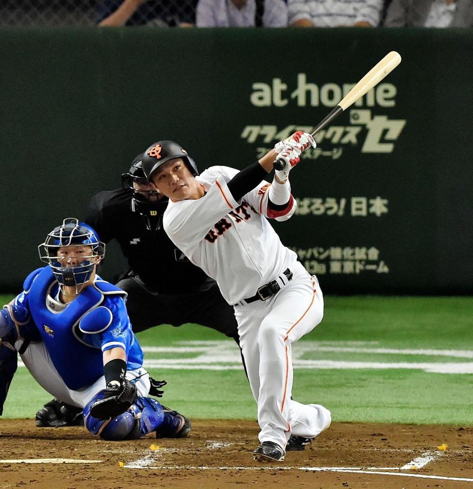 ３回巨人二死、左越えに同点ソロを放った坂本勇人＝東京ドーム（撮影・園田高夫）