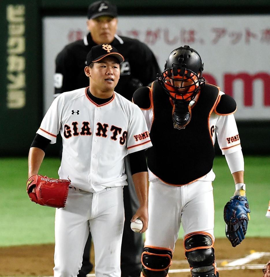 １回、捕手・小林誠司（右）からアドバイスされる巨人・田口麗斗＝東京ドーム（撮影・園田高夫）