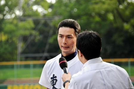 　決勝戦後、優勝監督インタビューを受ける東山・足立景司監督