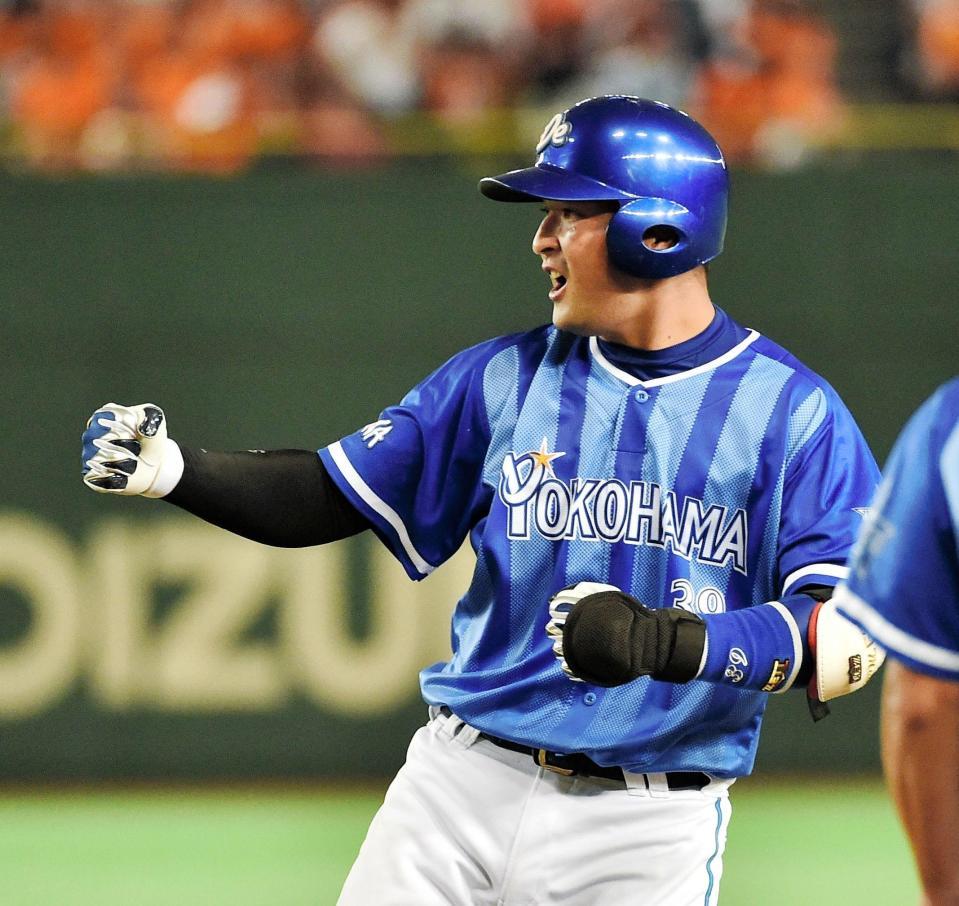 　１１回、勝ち越しの左前適時打を放った嶺井が塁上でガッツポーズをする（撮影・園田高夫）