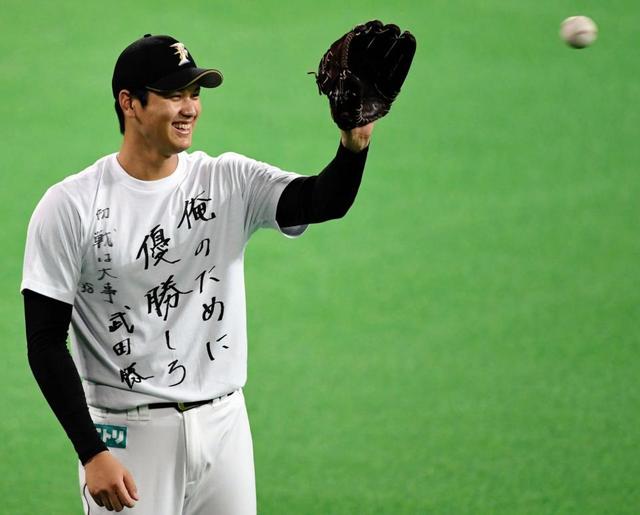 日本ハムナイン、武田勝のメッセージ入りTシャツで練習「俺のために