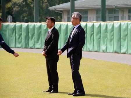 秋季練習を見守る西武の辻監督（右）と馬場１軍内野守備・走塁コーチ