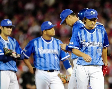 ５回途中、降板するＤｅＮＡ・三嶋一輝（右手前）＝マツダスタジアム（撮影・高部洋祐）
