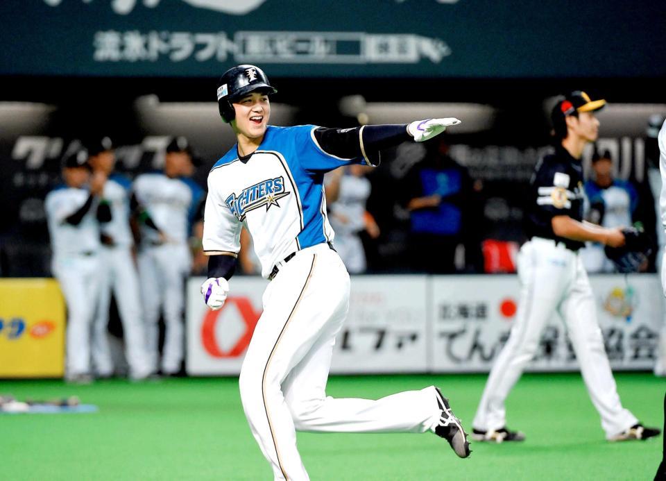 　５回、西川の先制２点適時打で生還し、笑顔の大谷（撮影・堀内翔）