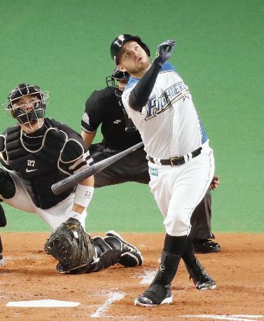 　１回日本ハム２死一、二塁、レアードが左越えに３ランを放つ。捕手細川＝札幌ドーム