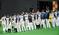 日本Ｓ進出に王手をかけハイタッチする日本ハムナイン＝札幌ドーム（撮影・棚橋慶太）