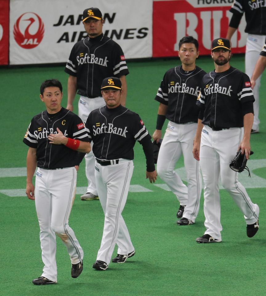 日本ハムに敗れ、唇をかみしめるソフトバンク・工藤監督（手前左から２人目）。左端は内川