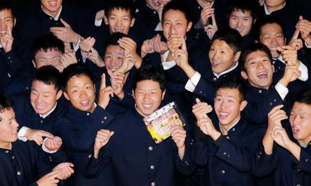 　仲間から日本ハムのレアードのすしポーズで祝福され、笑顔を見せる広島新庄・堀（中央）