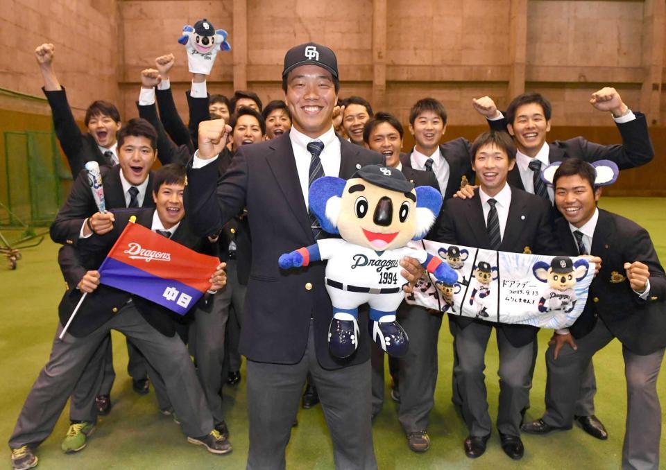 　中日に１位指名されチームメートから祝福される明大・柳