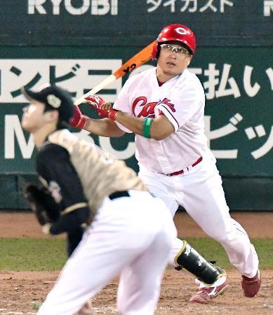 　４回広島無死、松山が右中間に本塁打を放つ。投手大谷＝マツダ