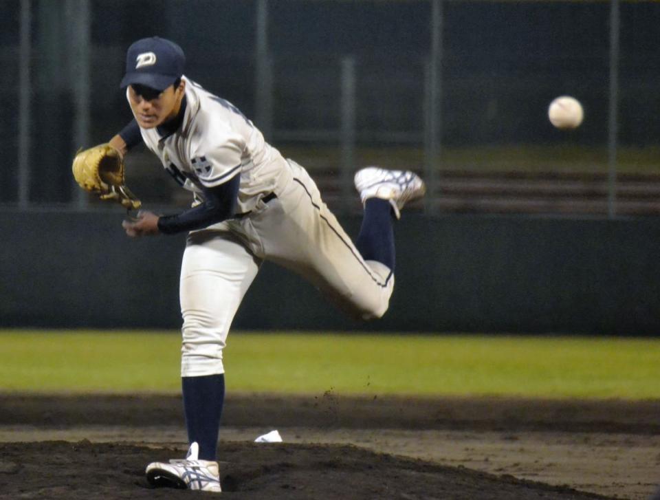 立命大打線を七回途中１失点に抑えた同大・平尾奎＝わかさスタジアム京都