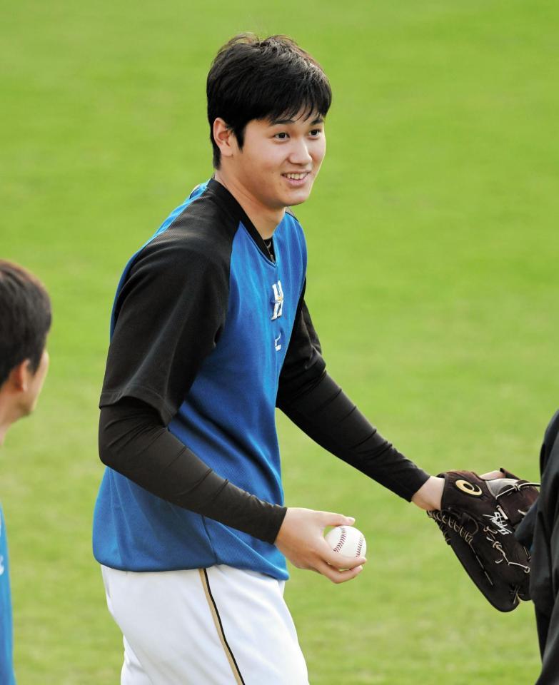 リラックスした表情で練習する日本ハム・大谷翔平＝マツダスタジアム（撮影・出月俊成）