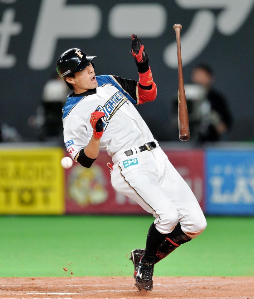 ９回日本ハム２死二、三塁、岡大海は死球にのけ反って転倒する＝札幌ドーム（撮影・西岡正）