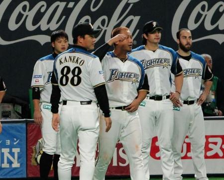 ９回、中崎が岡へ死球を与え、ベンチを飛び出し抗議する中田（右から３人目）ら日本ハムナイン
