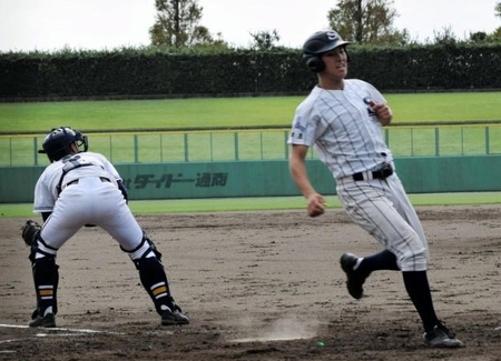 １点を追う二回裏、広島新庄・有村の中前適時打で二塁走者・高野（右）が勝ち越しのホームイン
