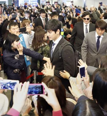 　新千歳空港で大勢のファンに迎えられる日本ハムの大谷（中央）ら＝３０日午後