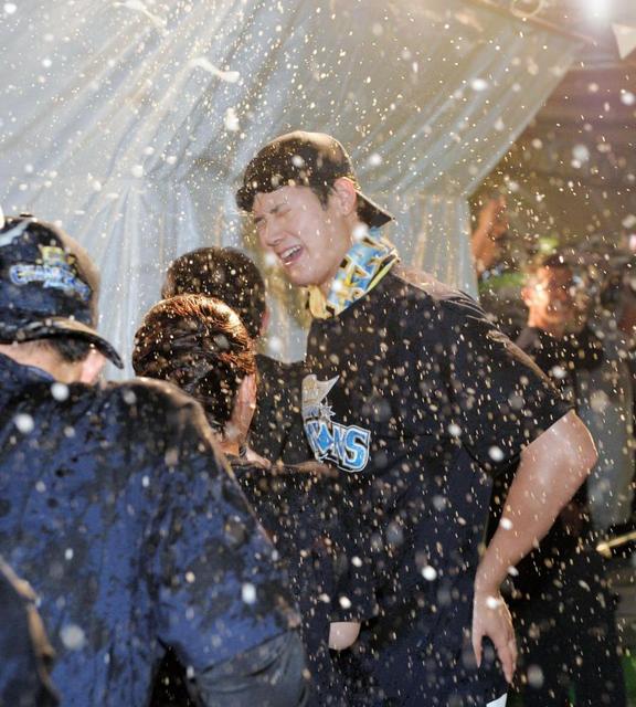 日本ハムナイン、歓喜のビールかけ　大野選手会長「本当に感動しました」
