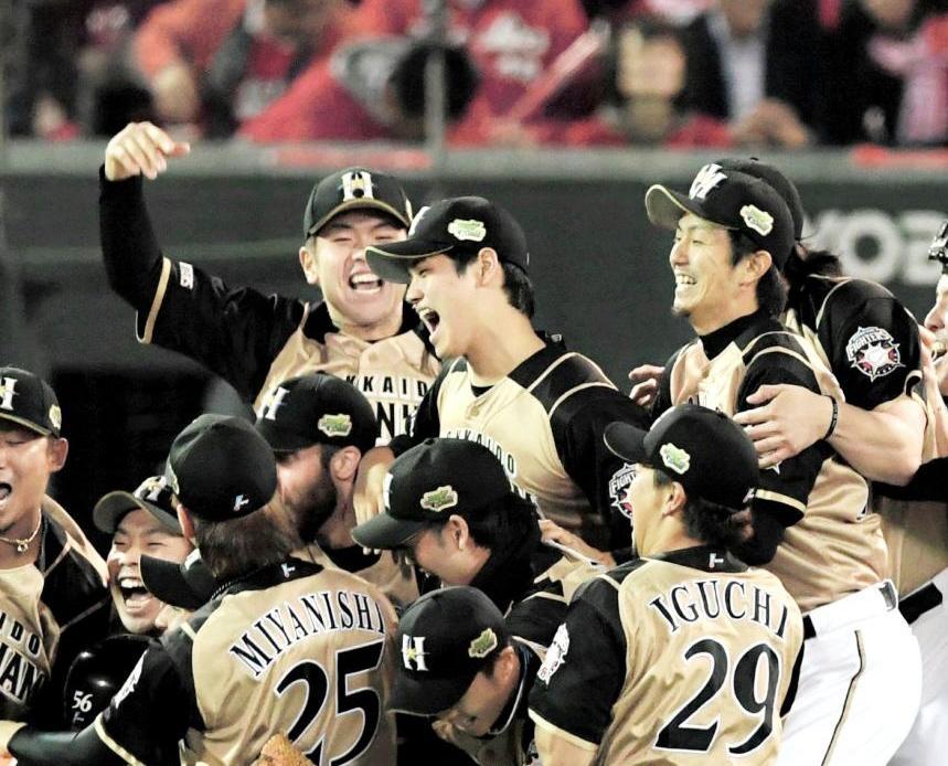 日本シリーズを制し、歓喜の輪を作る大谷（中央）ら日本ハムナイン＝マツダスタジアム（撮影・出月俊成）