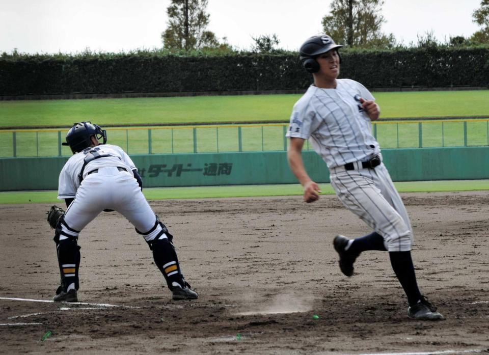 　１点を追う二回裏、広島新庄・有村の中前適時打で二塁走者・高野（右）が勝ち越しのホームイン