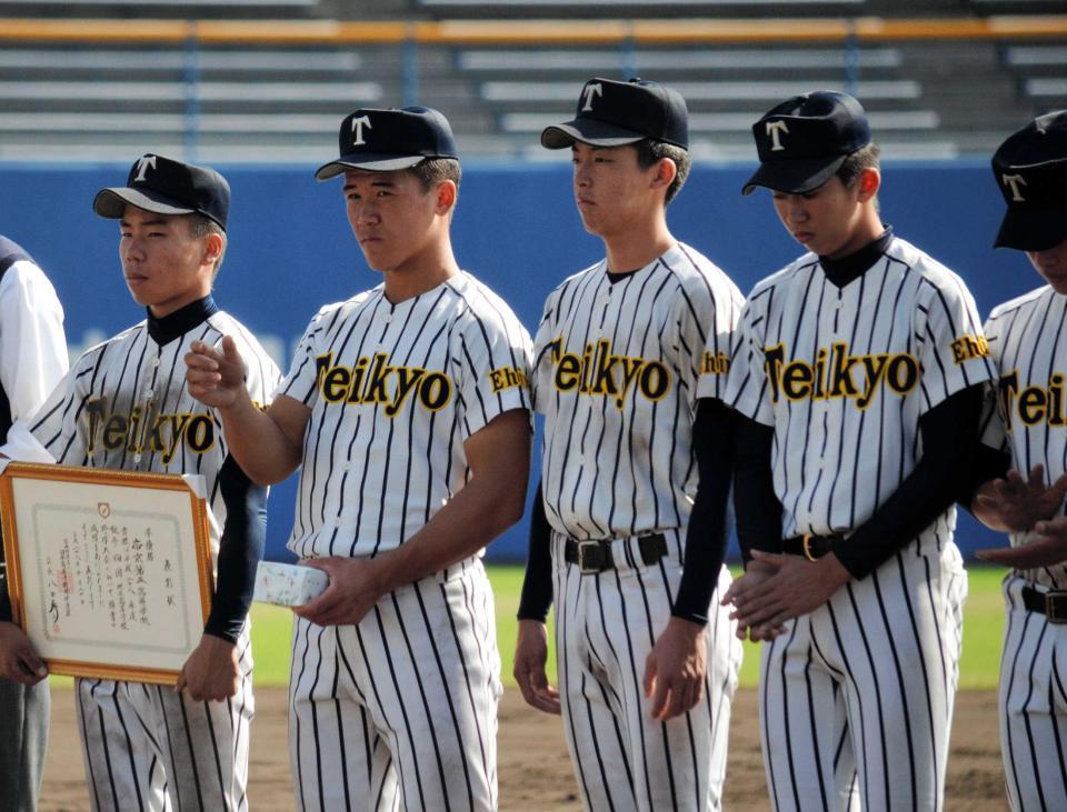 　準優勝に終わり、悔しそうな表情の帝京五ナイン