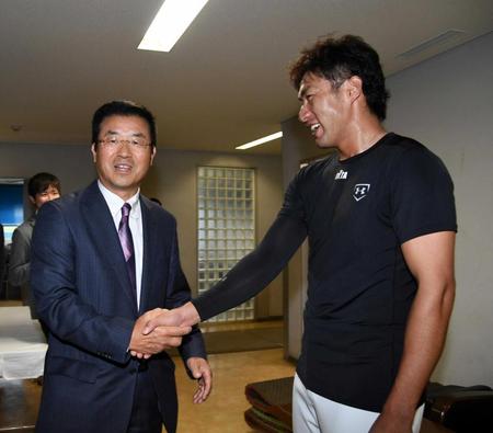 　あいさつに訪れた柳田と握手を交わす達川ヘッドコーチ