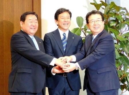 末沢寿一球団オーナー（右）、竹田憲宗球団社長（左）と握手する日本ハムの栗山英樹監督