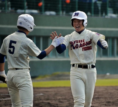 九回１死から代打で同点本塁打を放った神戸国際大付・谷口＝紀三井寺球場