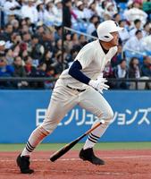 ５回、金成が右越えに同点３ランを放つ