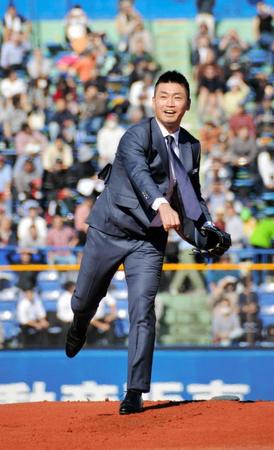 東京六大学選抜とヤクルトの記念試合で、笑顔で始球式を務める青木