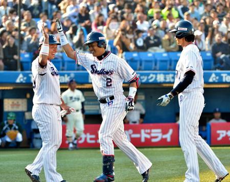 ４回ヤクルト１死一、二塁、大引啓次は左越え３ランを放ち、西田明央（左）、鵜久森淳志（右）に祝福される＝神宮球場（撮影・西岡正）