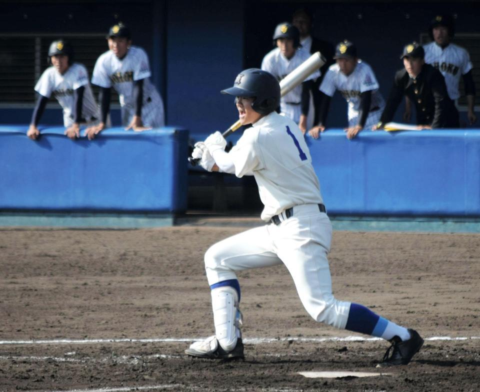 ４回、１死満塁から左前適時打を放つ呉・池田（撮影・中村正直）